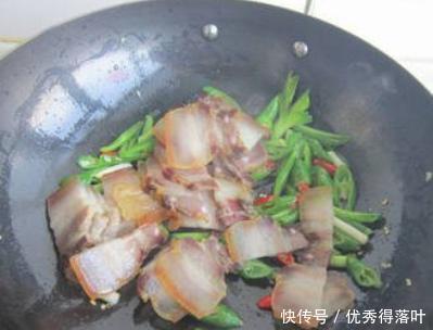 入味|炒腊肉时，不要切好就炒，学会多做3步，腊肉鲜香入味，口感特好