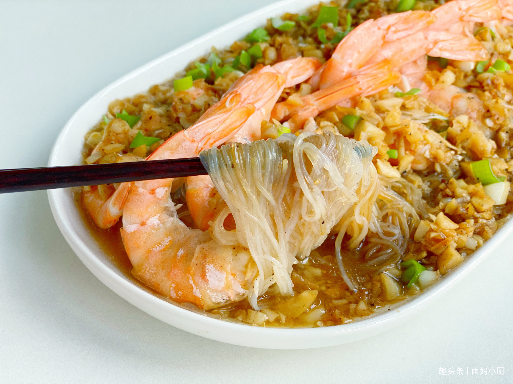 蒜蓉粉丝蒸虾,粉丝不要焯水记住1招,虾肉鲜嫩粉丝入味又好