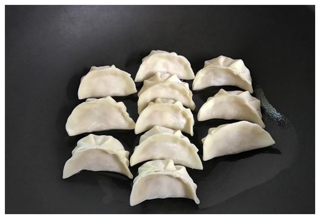 孩子最馋饺子这做法，焦香松脆，鲜嫩多汁，一口一个好过瘾