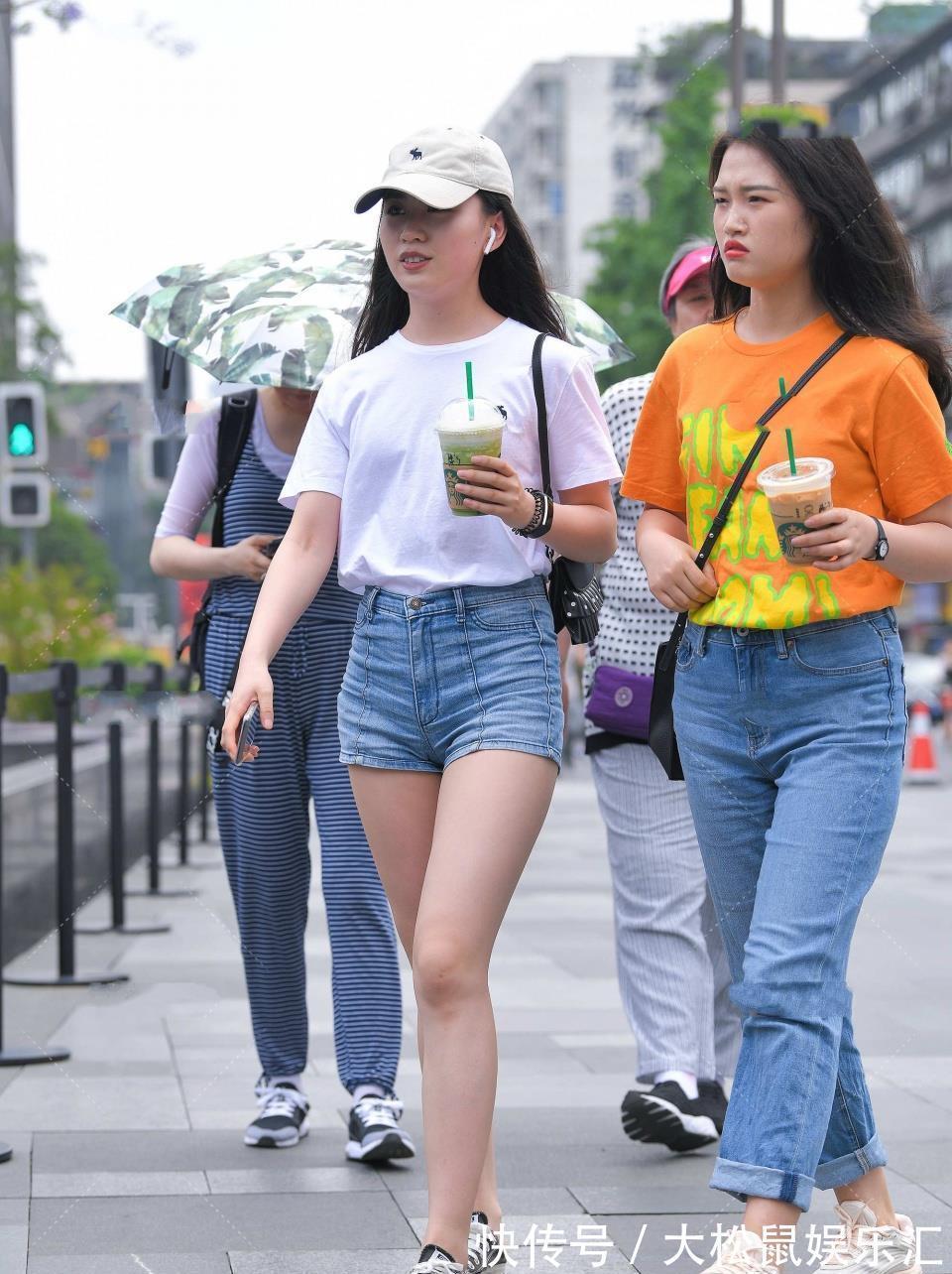 减龄|一件充满童趣的白色T恤配上牛仔短裤,上身真的很减龄