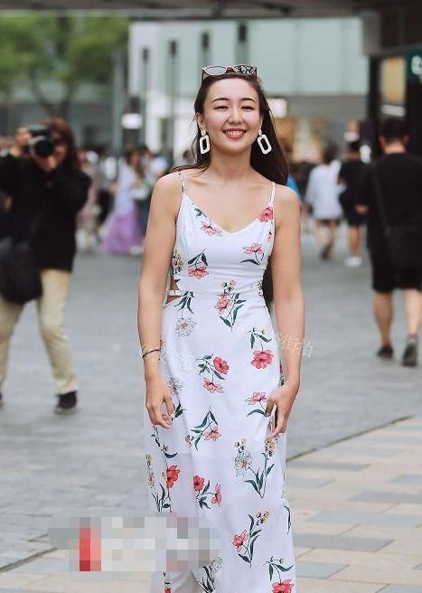 牛仔裤|路人街拍,浅色牛仔裤打造出小姐姐的清新阳光