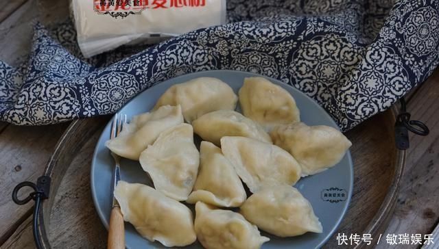 第一次用它来包饺子,超乎想象的好吃,皮薄大馅,个顶个的鲜