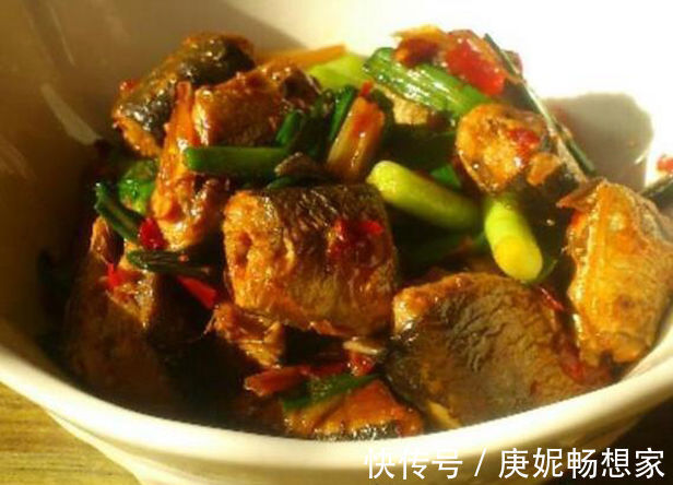 回锅秋刀鱼|春节过后给家人做几道美味的下饭菜,简单又快手,好吃不油腻