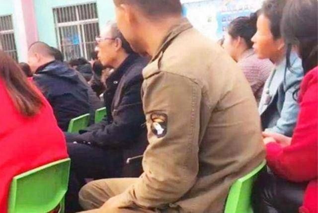 小军|爸爸穿工作服开家长会，被儿子嫌弃，接下来妈妈的做法值得点赞