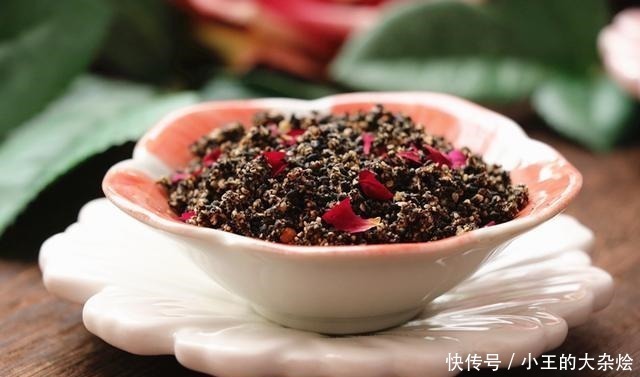 炒芝麻时,牢记“1不放4窍门”,芝麻不糊不苦,颗颗酥脆香味浓