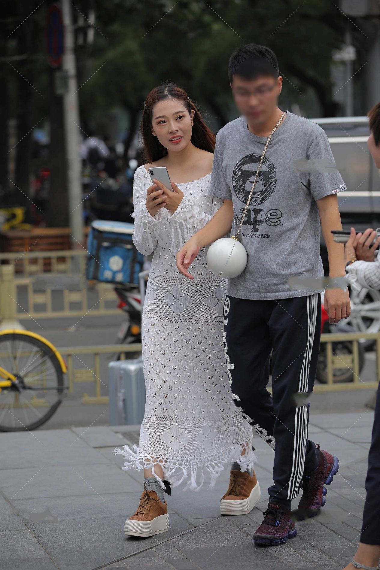 白色镂空直筒长裙, 文艺清新范儿十足, 尽显大气