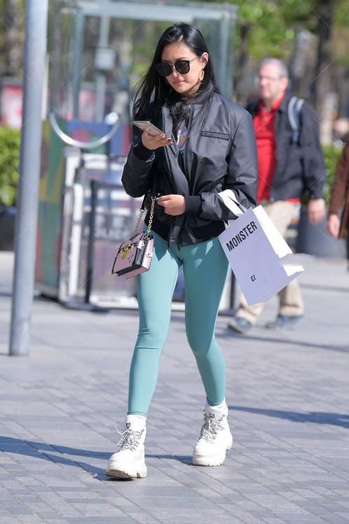 休闲鞋|美女身穿瑜伽裤配白靴，气质超群，修身版型显好身材！