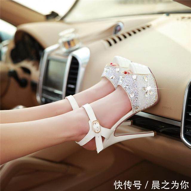 一字扣 细高跟凉鞋,拉长腿部的线条,塑造高挑的迷人身姿