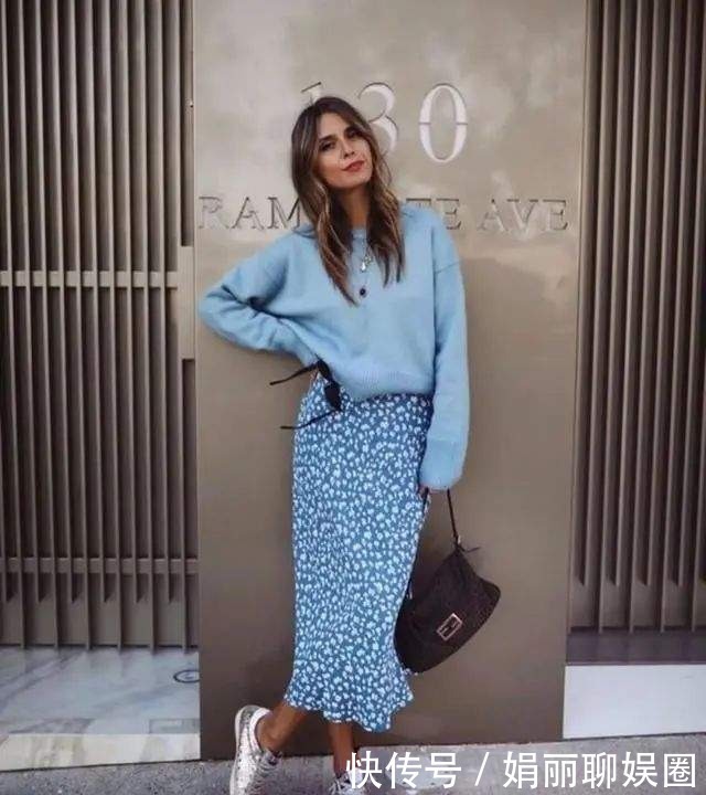 青春|卫衣下面别再配牛仔裤,今冬流行这样穿,青春洋气不说,还时尚