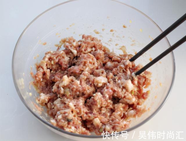 包子|5块钱买一捆,入馅做包子,暄软馅香还流汁,比韭菜白菜的好太多