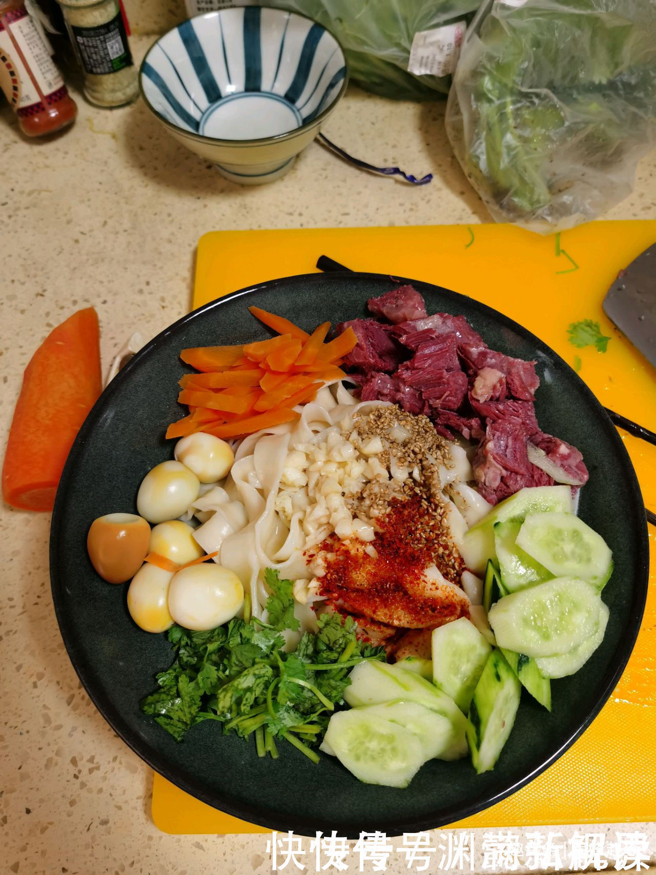  地道油泼面的做法，面条劲道，香辣美味又开胃，大人孩子都爱吃