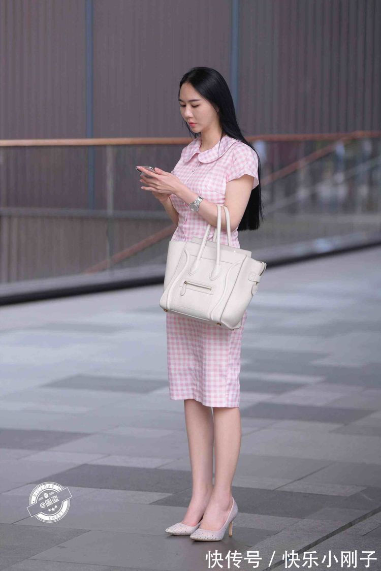 美感 高贵优雅的连衣裙装扮更添清纯美感,展现优雅体态,清新特别