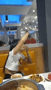 |搞笑GIF:妹子你是真会玩,摔下来的那一刻肯定后悔了吧!