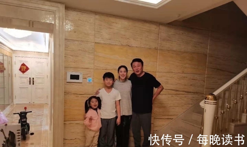 写作业|王楠全家排排站!女儿站木板上与妈妈练球,儿子靠墙坐地写作业!
