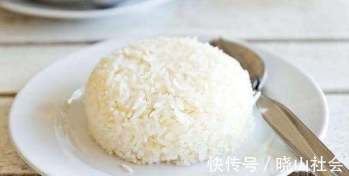 蒸米饭不要只懂加水，牢记2个技巧，蒸出的米饭更好吃，特别实用