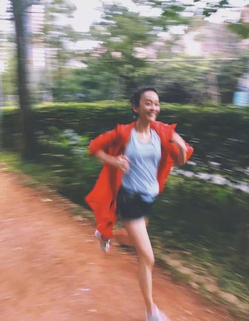 大鱼大肉|“最苗条”孕妇火了,临产前跳舞“催生”,网友酸了:真要生了?