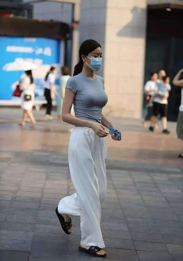 小姐姐 甜美系小姐姐的休闲装,短款上衣配阔腿裤,潮的不行啊!