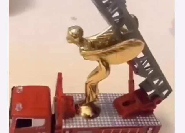 小金人|8岁男童拿“小金人”当玩具,家长崩溃,网友:“练个小号吧”