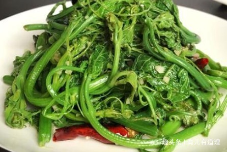 简单一炒就上桌，不需要过多的调料，口感脆嫩，特别好吃下饭