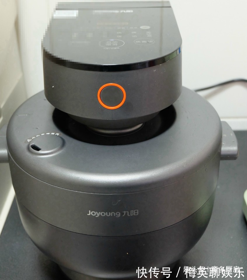 电饭锅只蒸白米饭太浪费，4种食材和大米同煮，有肉有菜香喷喷