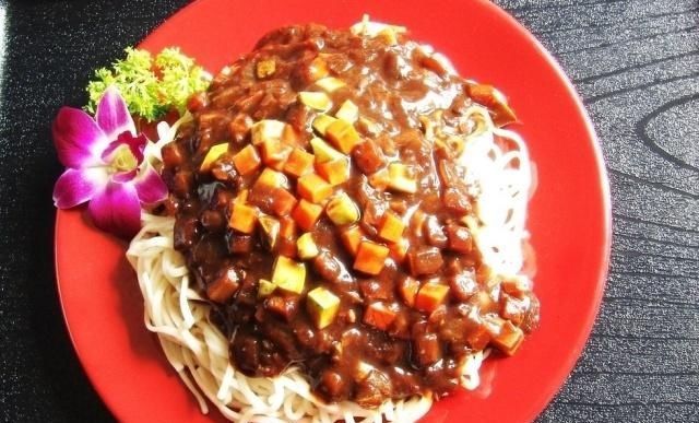 家里常吃的炸酱面,怎么做才好吃呢关键在这一步