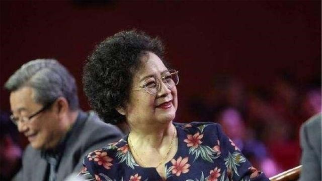 饰演|她扮演观音菩萨真假难辨,片场演员对她合掌磕头祭拜,如今已信佛