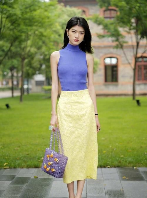  阔腿|街拍，简洁的小背心搭配舒适的阔腿裤，非常凉爽