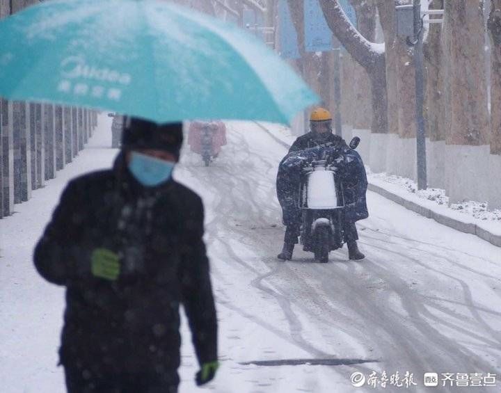 济南|济南大雪挡不住忙年人，雪中骑车小心翼翼