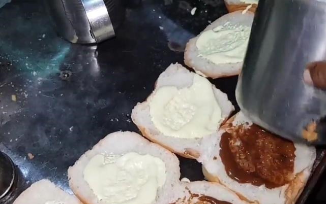 实拍印度街头鸡肉汉堡，鸡肉现场烤出来的，比快餐店里的强太多