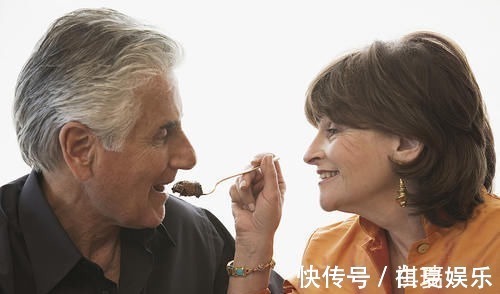 食物|每个60岁以上的老年人,都该戒掉这3个关于“吃”的习惯