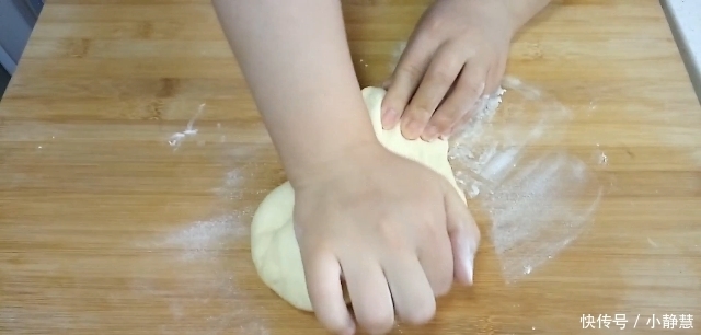 不用|面粉里打一个鸡蛋,不用烤箱,不用电饭锅,简单一做,比吃肉还香