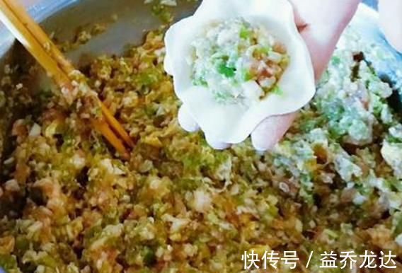 搅拌均匀|拌饺子馅时，放什么“油”更香？大厨教你一招，不管啥馅料都好吃