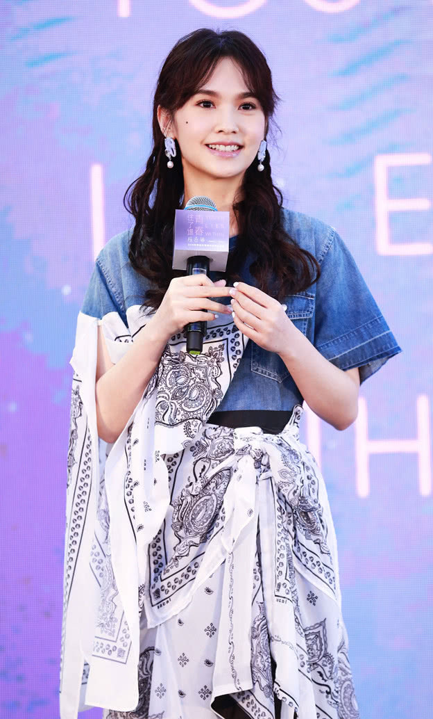 杨丞琳|杨丞琳穿着“丝巾裙”,美成20岁小女孩,难怪李荣浩这么爱她