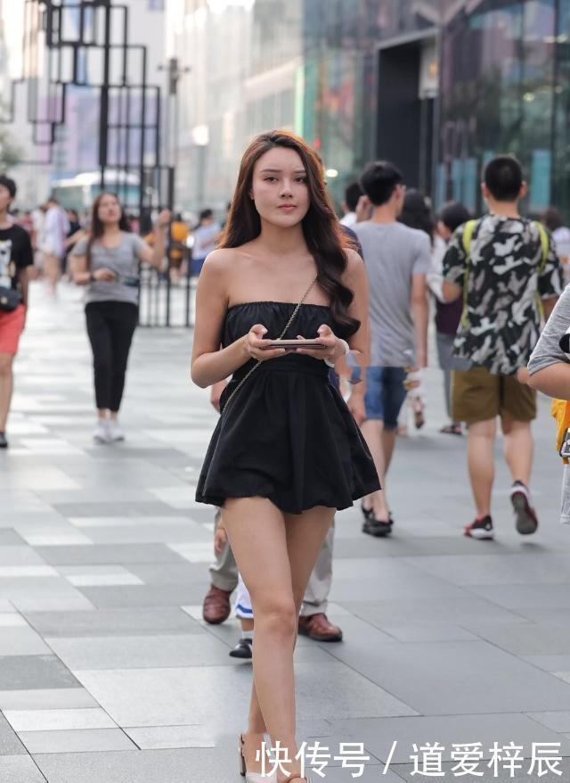 街拍拥有女神气质的小姐姐,身姿丰腴清爽怡人