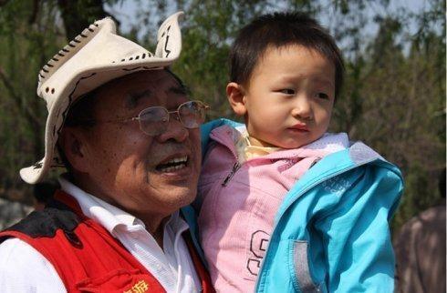 宝妈|为什么现在老人更疼外孙,而非孙子有人说了3点原因,很现实