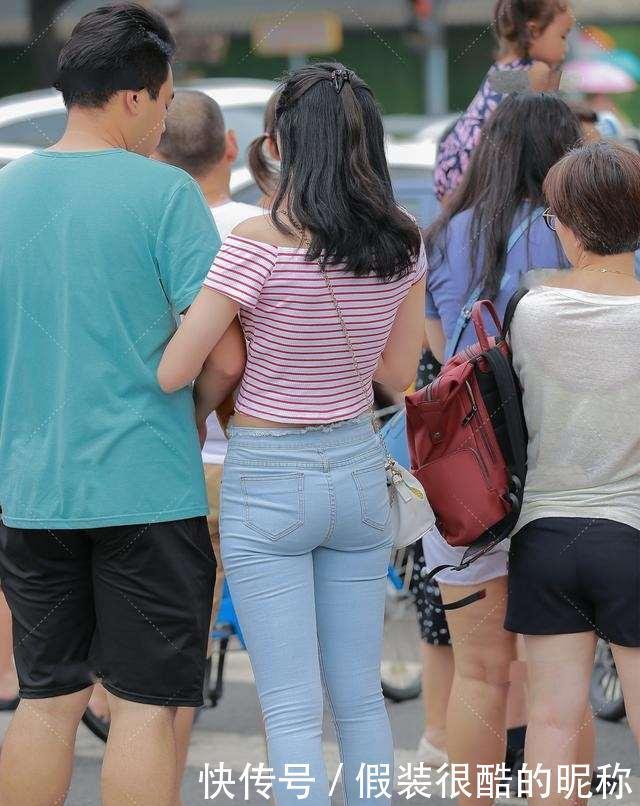 花色|花色时尚长袖搭配蓝色牛仔打底裤，身材的比例，活泼类色调