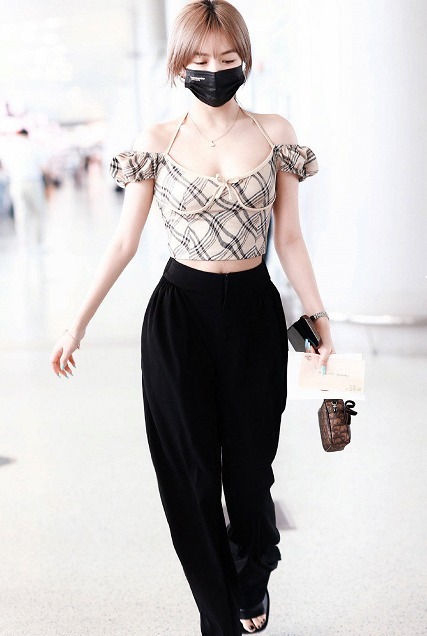 小蛮腰|女明星安崎气质绝了,穿卡其色格纹露脐装配黑色长裤,高级又洋气