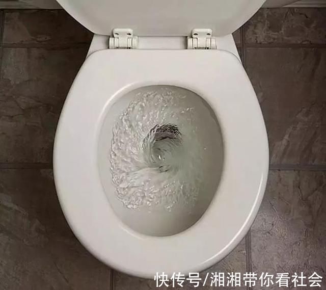 她把矿泉水瓶放进马桶水箱，三个月都不用刷马桶了