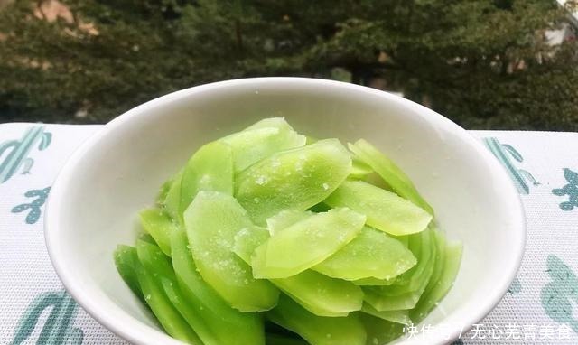 生菜可以直接凉拌,也可以炒肉片,味道咸香,味道酥脆