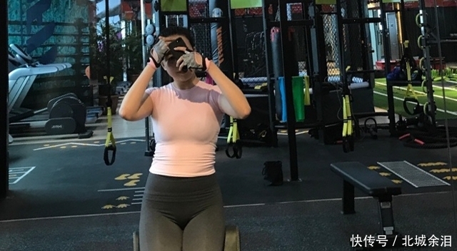  紧身打底裤|微胖打底裤小姐姐，简约修身的装扮，拉长腿部曲线尽显丰腴身材