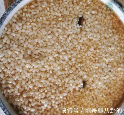 香菇|分享一道板栗糯米鸡，好吃到停不下筷子