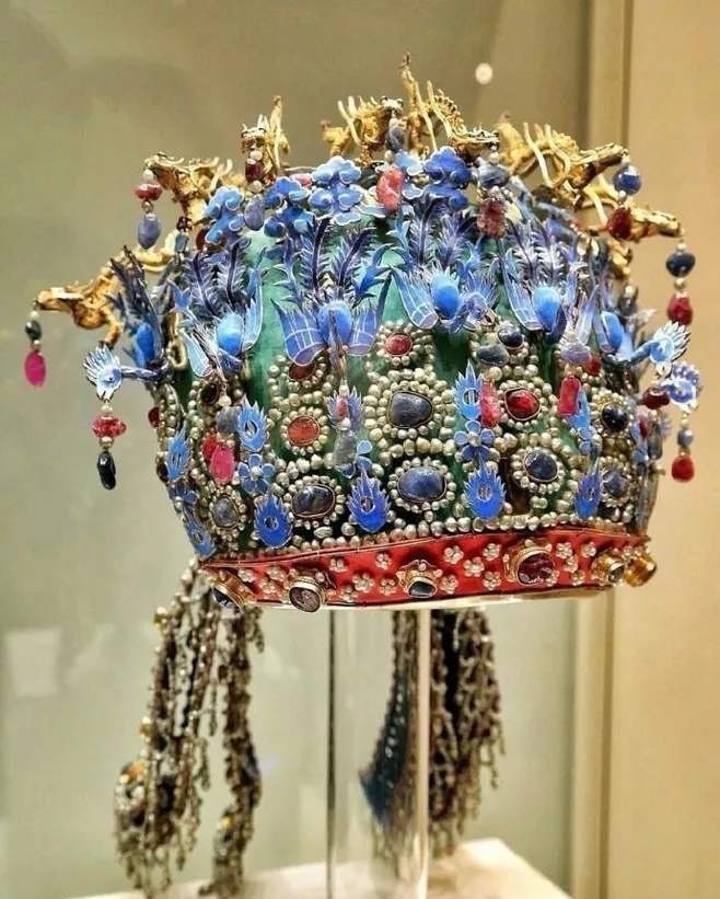 凤冠上面|世界五大凤冠:中国2顶最华丽,外国3顶比不了,慈禧那顶贵气十足