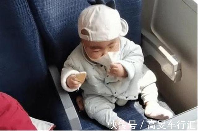 戴口罩|“最惜命宝宝”高铁上吃饼干火了,熟练的操作背后是无尽的心酸