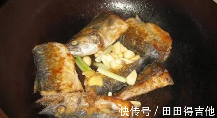 炖鱼时,做好“3个关键步骤”,炖好后鱼肉不腥,香气四溢!