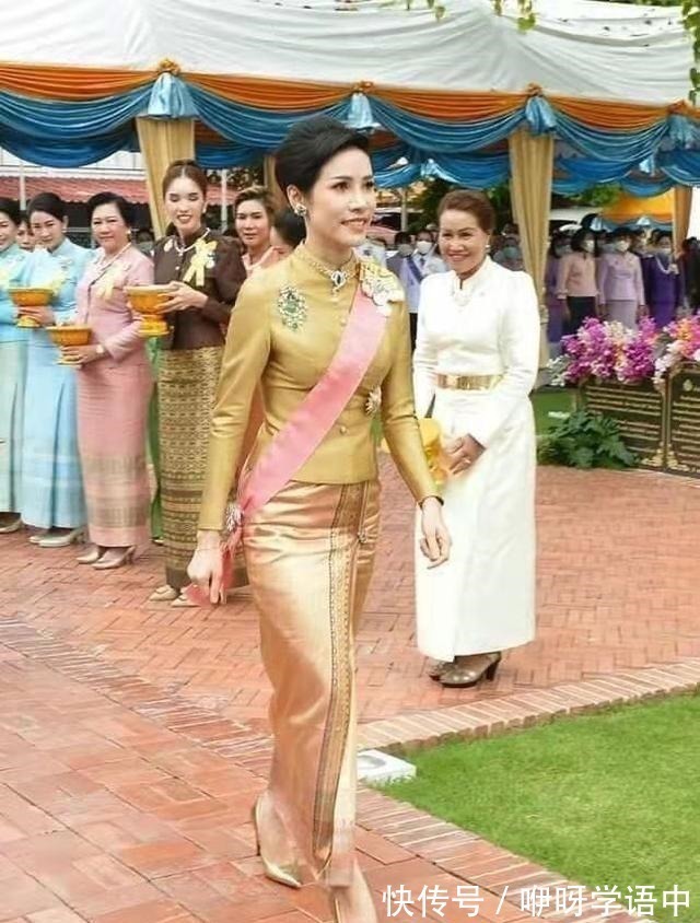 诗丽吉王后 诗丽吉的红宝石项链真不少,甚至还有传家宝,诗妮娜也戴过祖传的!