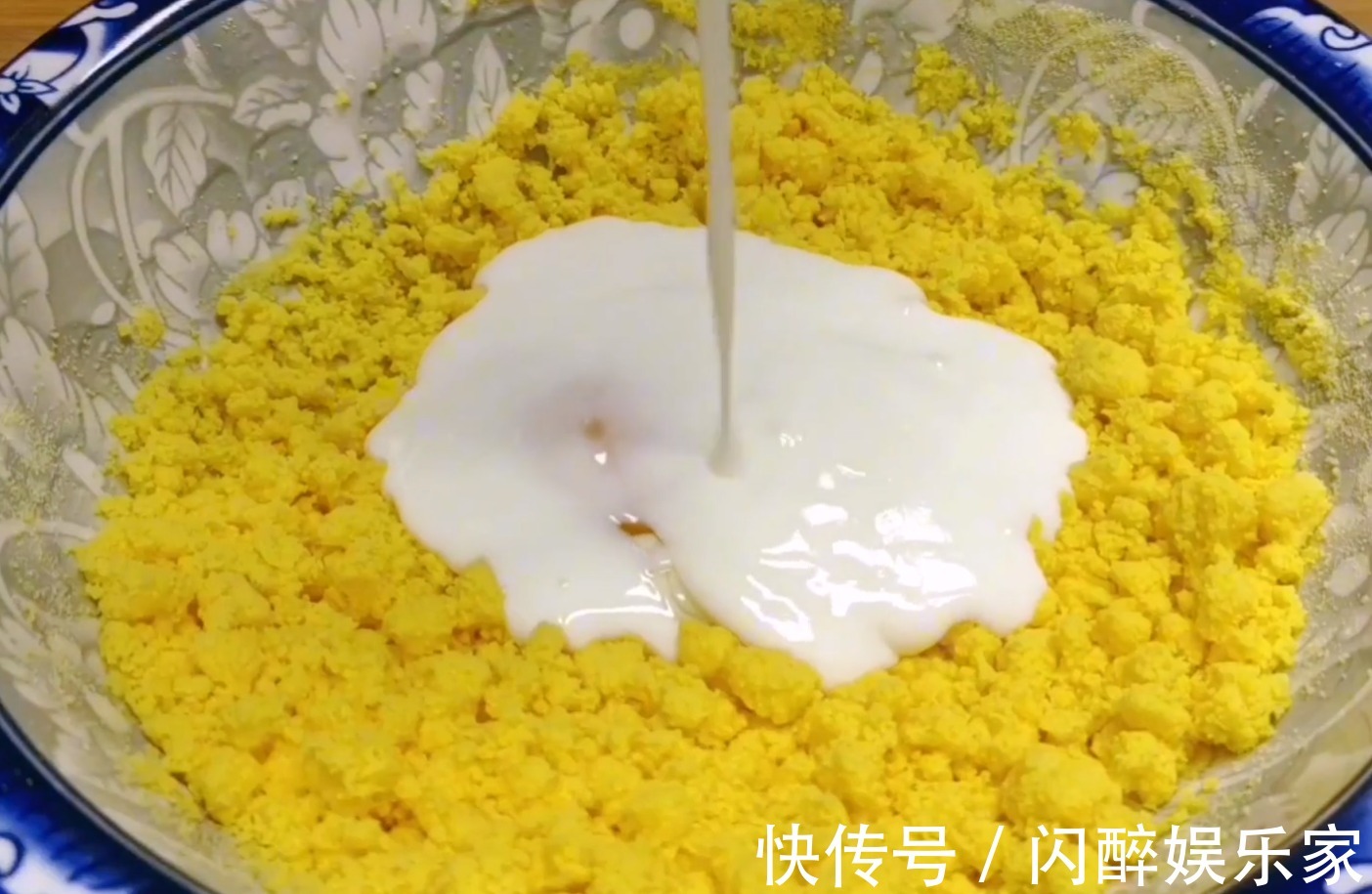 谷物醇|玉米面开水一烫，加一盒酸奶，金黄柔软好消化，孩子三天两头要吃