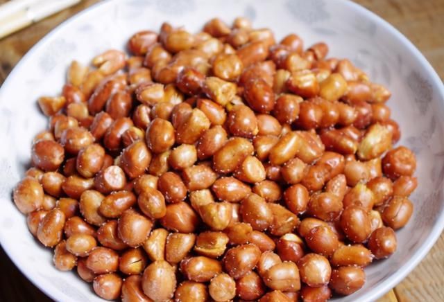 花生|炒花生米时,牢记“1泡2晾3滴酒”,花生香脆不糊,不返潮