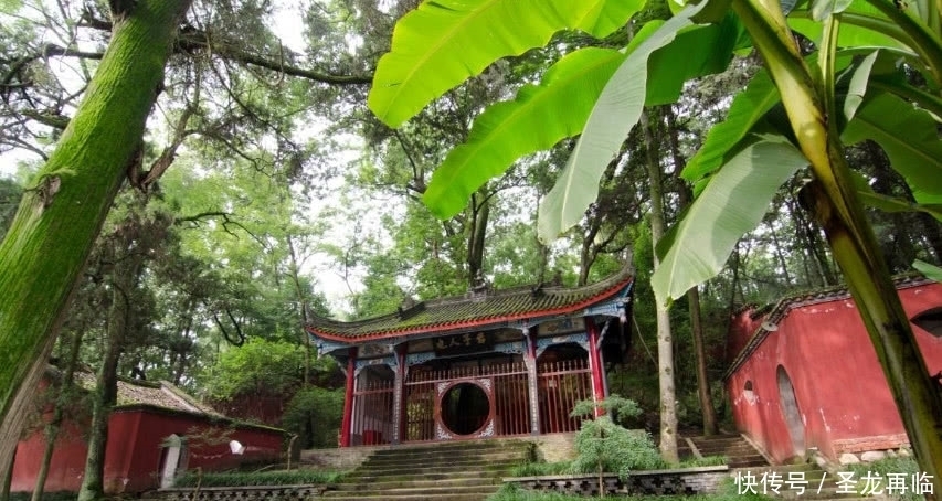 刘伯温|刘伯温怒拆诸葛武侯庙,砸下匾额后看到一行字后,扑通跪下