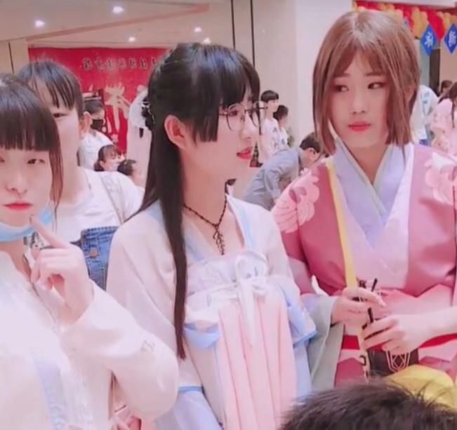 小姐姐|少女步入C圈，全身心潜力被挖掘，成功走上“变性”人生
