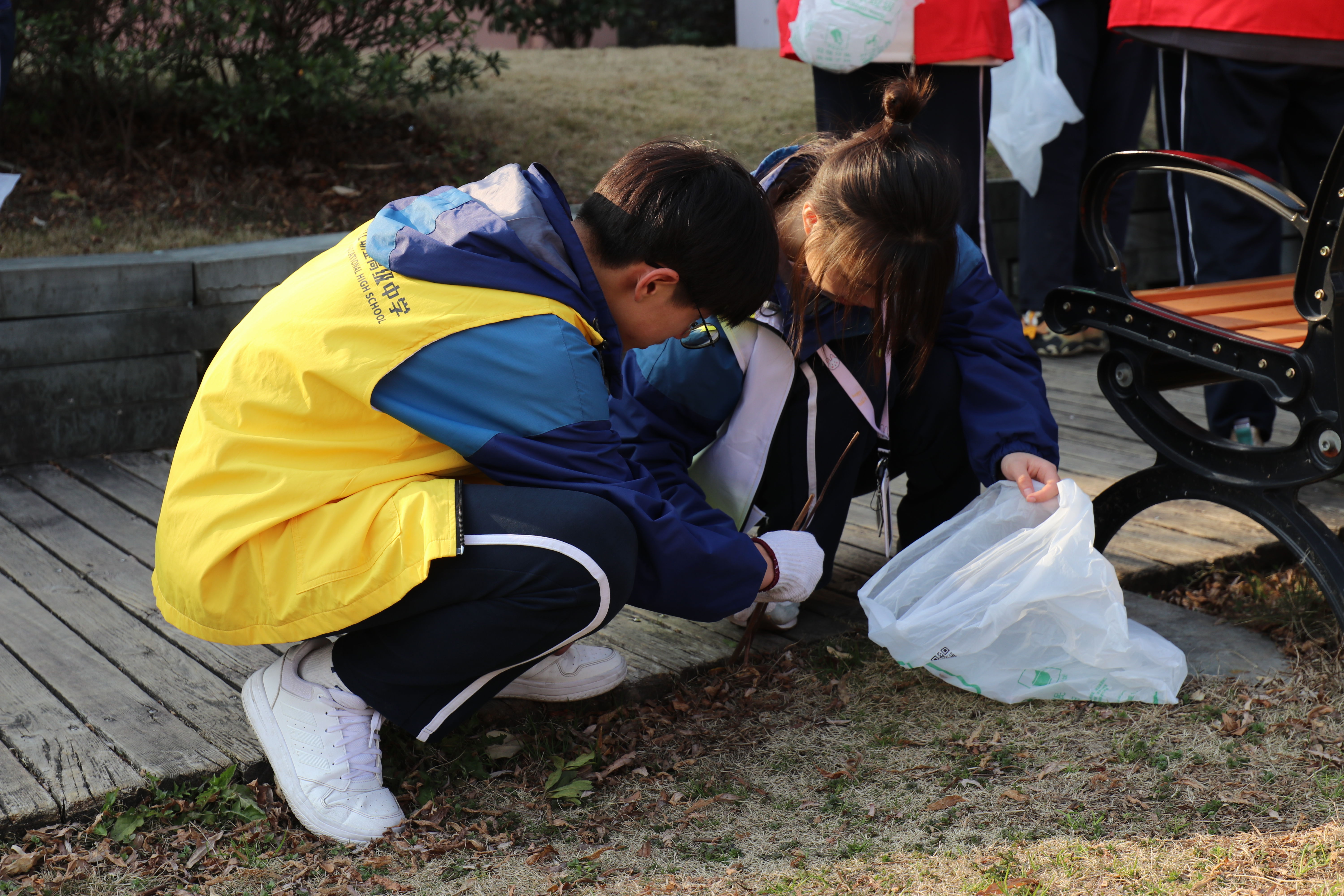 青年志愿者|学雷锋纪念日 青年志愿者进社区 清理垃圾美化家园